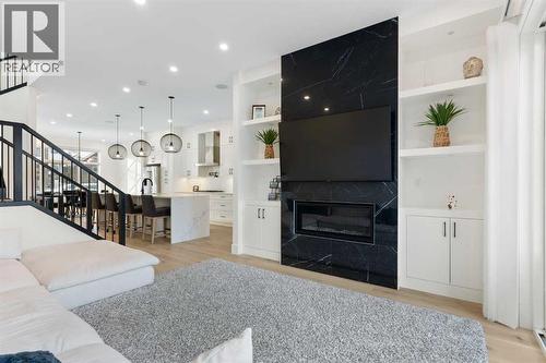 234 25 Avenue Ne, Calgary, AB - Indoor Photo Showing Living Room With Fireplace