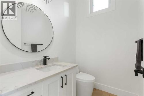 234 25 Avenue Ne, Calgary, AB - Indoor Photo Showing Bathroom