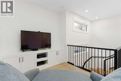 234 25 Avenue Ne, Calgary, AB - Indoor Photo Showing Other Room