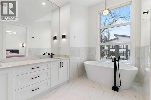 234 25 Avenue Ne, Calgary, AB - Indoor Photo Showing Bathroom