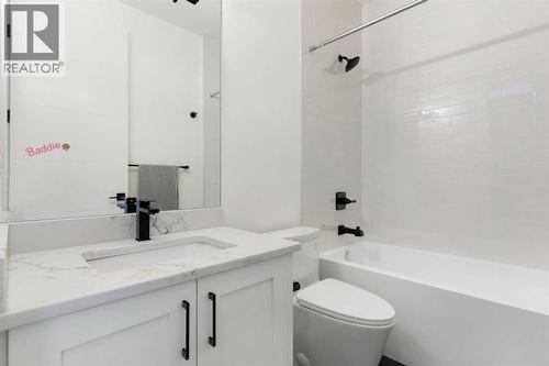 234 25 Avenue Ne, Calgary, AB - Indoor Photo Showing Bathroom