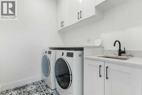 234 25 Avenue Ne, Calgary, AB - Indoor Photo Showing Laundry Room