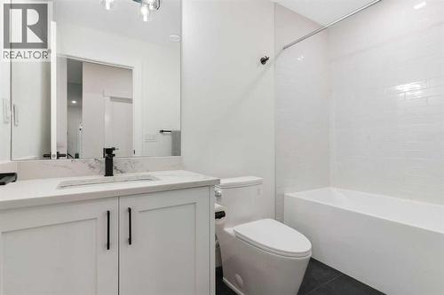 234 25 Avenue Ne, Calgary, AB - Indoor Photo Showing Bathroom