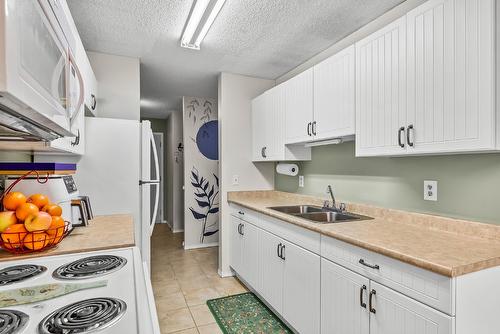 103A-880 Badke Road, Kelowna, BC - Indoor Photo Showing Kitchen With Double Sink