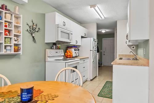 103A-880 Badke Road, Kelowna, BC - Indoor Photo Showing Kitchen With Double Sink