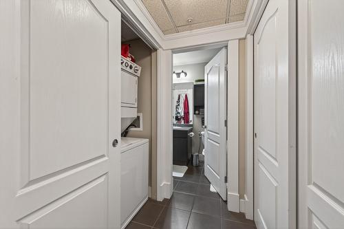 #301-975 Victoria  W Street, Kamloops, BC - Indoor Photo Showing Laundry Room