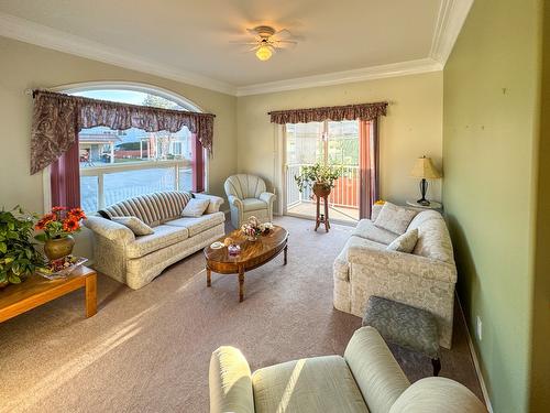 12-2 Royal Ann Court, Osoyoos, BC - Indoor Photo Showing Living Room