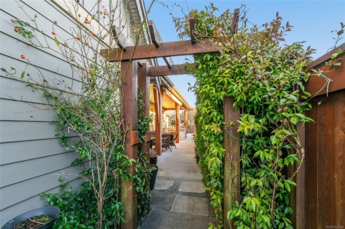 609 Prospect Pointe Dr, French Creek, BC 