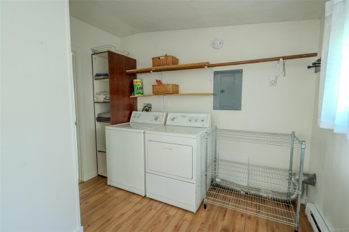 274 Park Dr, Salt Spring, BC - Indoor Photo Showing Laundry Room