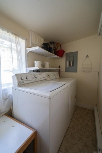 274 Park Dr, Salt Spring, BC - Indoor Photo Showing Laundry Room