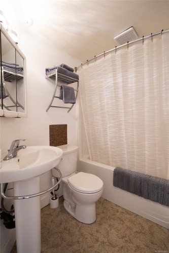 274 Park Dr, Salt Spring, BC - Indoor Photo Showing Bathroom