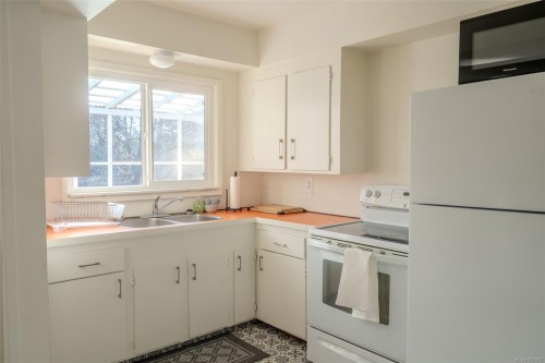 274 Park Dr, Salt Spring, BC - Indoor Photo Showing Kitchen With Double Sink
