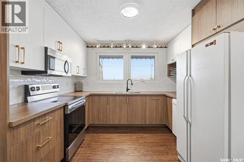 3020 14Th Street E, Saskatoon, SK - Indoor Photo Showing Kitchen