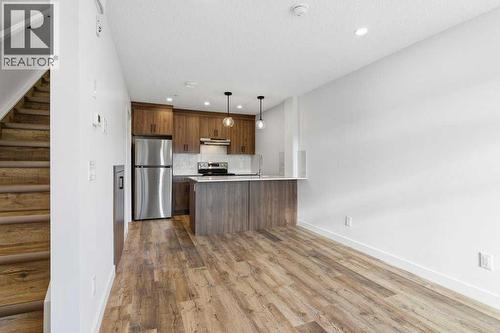 102, 156 Park Street, Cochrane, AB - Indoor Photo Showing Kitchen