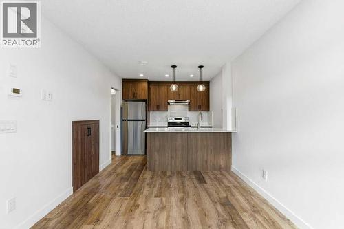 102, 156 Park Street, Cochrane, AB - Indoor Photo Showing Kitchen