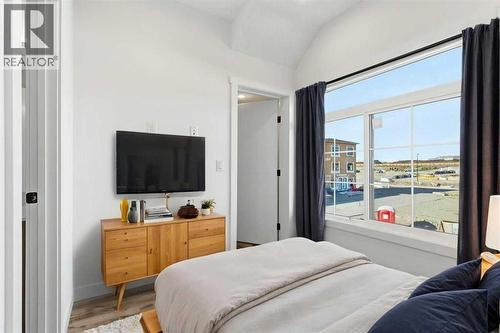 102, 156 Park Street, Cochrane, AB - Indoor Photo Showing Bedroom