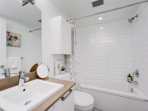 305-517 Fisgard St, Victoria, BC - Indoor Photo Showing Bathroom