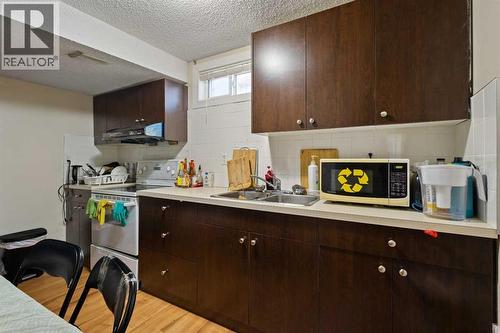 24 Bedford Road Ne, Calgary, AB - Indoor Photo Showing Kitchen With Double Sink