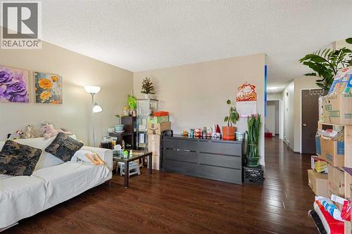 24 Bedford Road Ne, Calgary, AB - Indoor Photo Showing Living Room