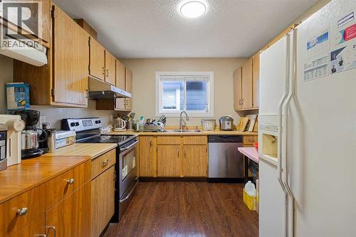 24 Bedford Road Ne, Calgary, AB - Indoor Photo Showing Kitchen With Double Sink