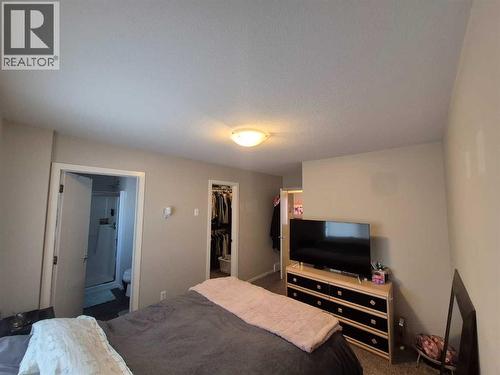 5, 438 Highlands Boulevard W, Lethbridge, AB - Indoor Photo Showing Bedroom