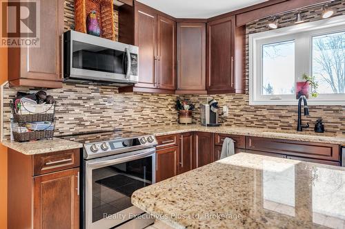 7050 County Road 2 Road, Loyalist (Lennox And Addington - South), ON - Indoor Photo Showing Kitchen With Upgraded Kitchen