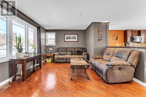 7050 County Road 2 Road, Loyalist (Lennox And Addington - South), ON - Indoor Photo Showing Living Room