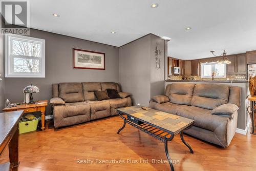 7050 County Road 2 Road, Loyalist (Lennox And Addington - South), ON - Indoor Photo Showing Living Room