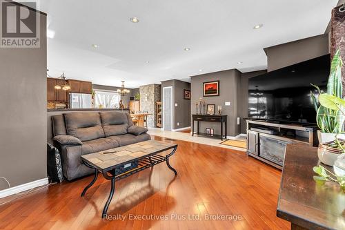 7050 County Road 2 Road, Loyalist (Lennox And Addington - South), ON - Indoor Photo Showing Living Room
