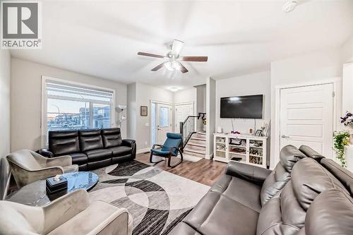 10097 46 Street Ne, Calgary, AB - Indoor Photo Showing Living Room