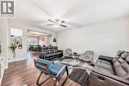 10097 46 Street Ne, Calgary, AB - Indoor Photo Showing Living Room