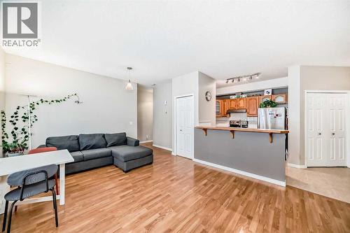106, 628 56 Avenue Sw, Calgary, AB - Indoor Photo Showing Living Room