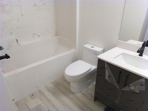 693 Fleet Avenue, Winnipeg, MB - Indoor Photo Showing Bathroom