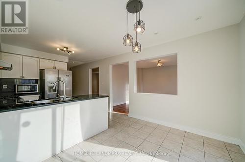 4719 Apple Blossom Circle, Mississauga, ON - Indoor Photo Showing Kitchen