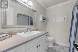 Main bathroom second floor - 