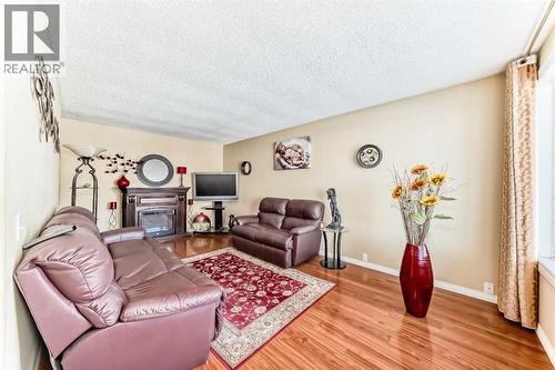 208 Bracewood Road Sw, Calgary, AB - Indoor Photo Showing Living Room