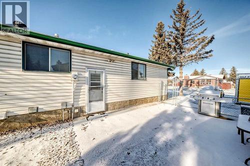 208 Bracewood Road Sw, Calgary, AB - Outdoor