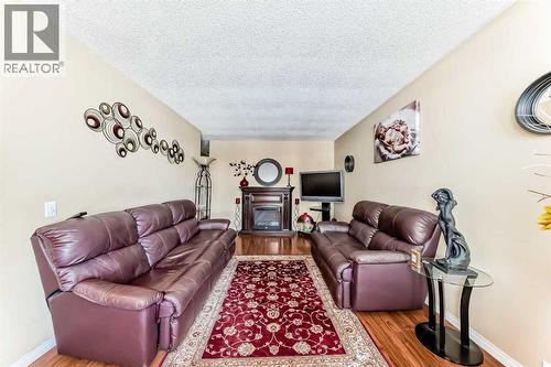 208 Bracewood Road Sw, Calgary, AB - Indoor Photo Showing Living Room