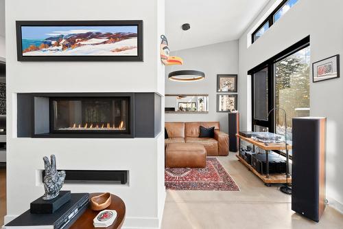 Salon - 10 Ch. De L'Oxalis, Harrington, QC - Indoor With Fireplace