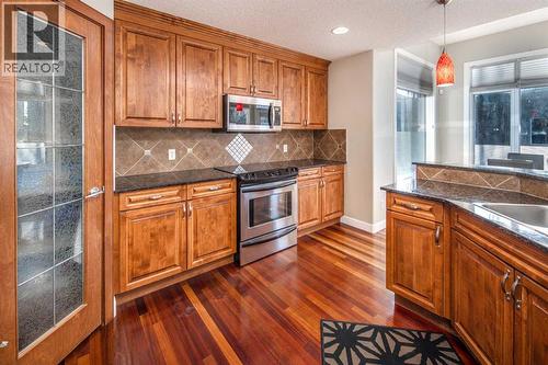 135 Everglade Circle Sw, Calgary, AB - Indoor Photo Showing Kitchen