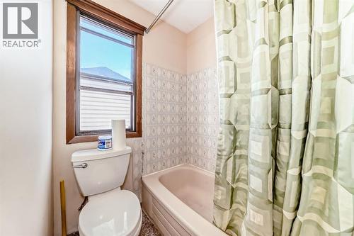 8007 Ranchview Drive Nw, Calgary, AB - Indoor Photo Showing Bathroom