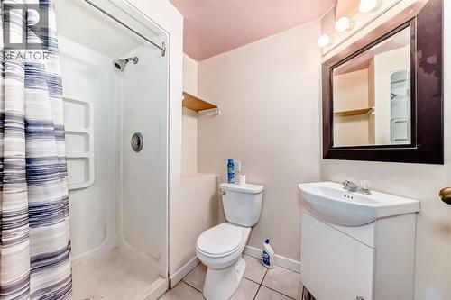 8007 Ranchview Drive Nw, Calgary, AB - Indoor Photo Showing Bathroom