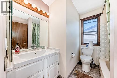 8007 Ranchview Drive Nw, Calgary, AB - Indoor Photo Showing Bathroom