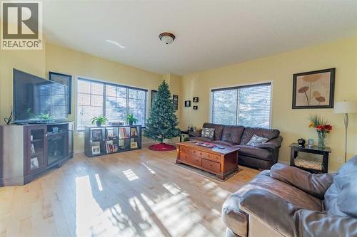 142 West Pointe Circle, Cochrane, AB - Indoor Photo Showing Living Room