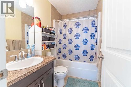 142 West Pointe Circle, Cochrane, AB - Indoor Photo Showing Bathroom