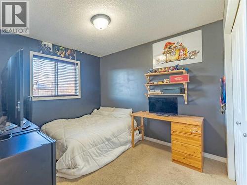 142 West Pointe Circle, Cochrane, AB - Indoor Photo Showing Bedroom