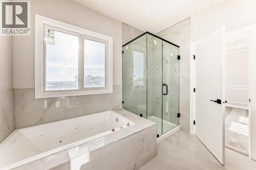 504 Heritage Boulevard, Cochrane, AB - Indoor Photo Showing Bathroom