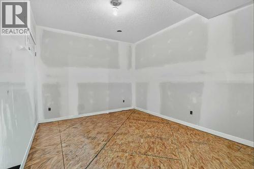 Basement-3 - 139 Evansglen Circle Nw, Calgary, AB - Indoor Photo Showing Other Room