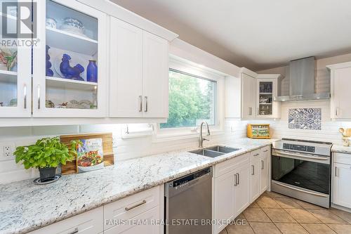 32 Cairns Boulevard, Springwater, ON - Indoor Photo Showing Kitchen With Double Sink With Upgraded Kitchen