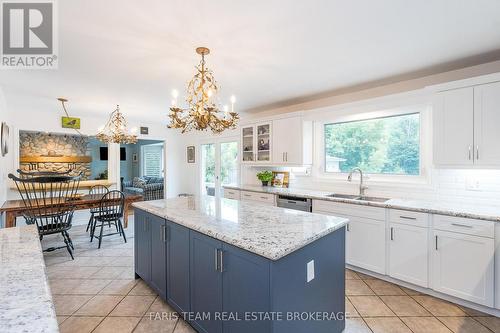 32 Cairns Boulevard, Springwater, ON - Indoor Photo Showing Kitchen With Upgraded Kitchen